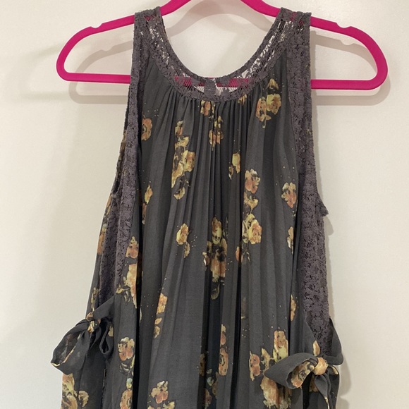 Cute little pleated dress - Picture 6 of 7